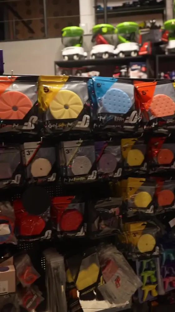 Pads de pulido de colores colgados