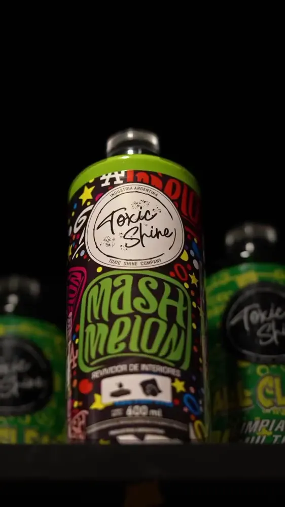 Botella Toxic Shine con luz dramática