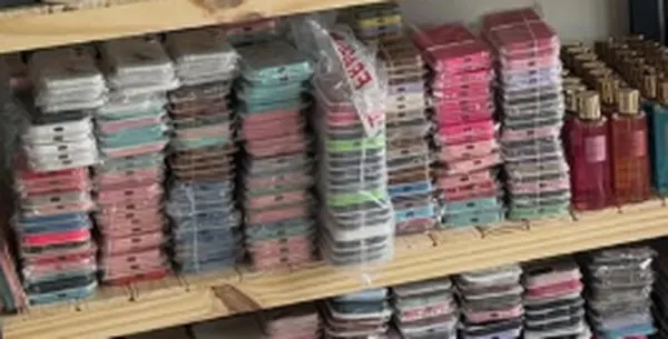 Fundas de celular de colores en estanterías